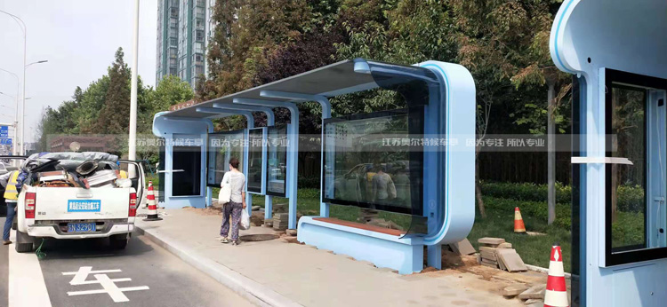 奥尔特候车亭实景案例：新款智能双港湾公交车站亭
