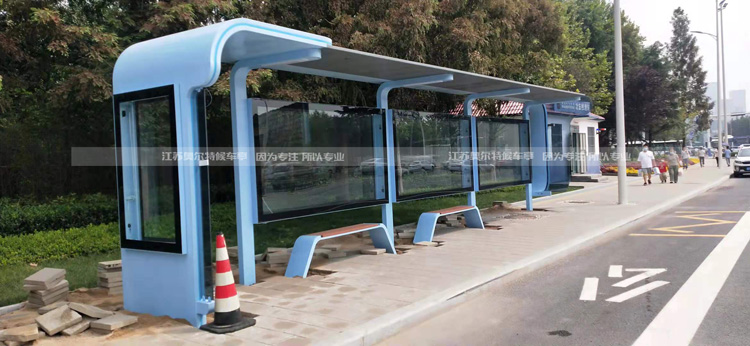 奥尔特候车亭实景案例：新款智能双港湾公交车站亭